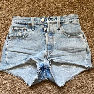 Worn once! Levi’s shorts.